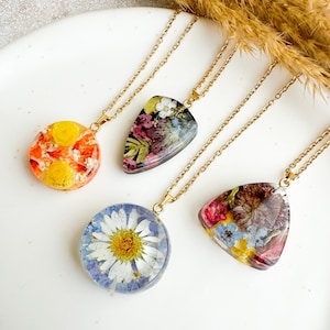 Halsketten mit getrockneten Harzblüten | Halskette mit Gänseblümchen, Vergissmeinnicht, Ginster, Wildblumen | Halskette mit Blättern