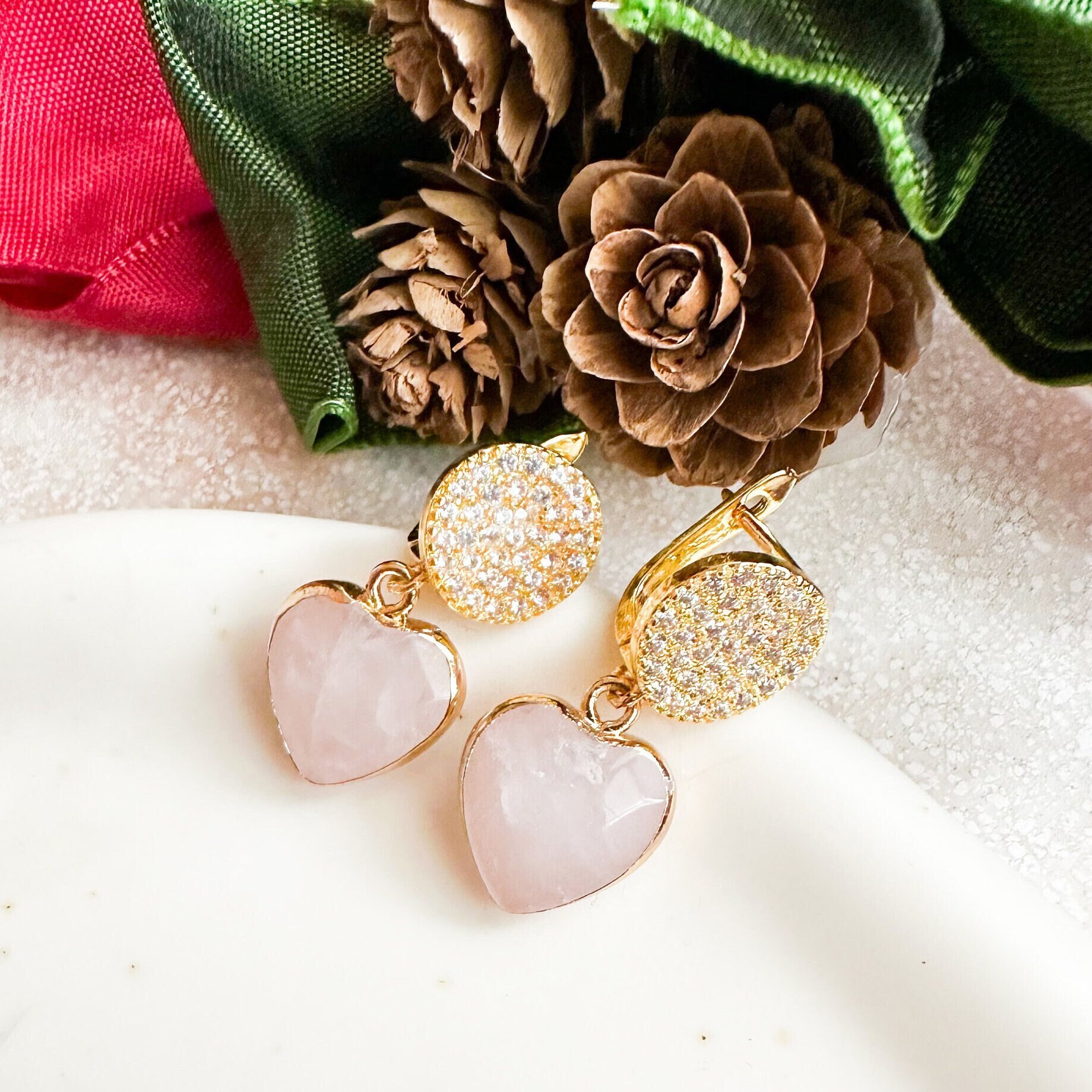 Gouden bungelende oorbellen met natuurlijke rozenkwartsstenen, glitteroorbellen met hart, edelstenen sieraden, jubileumcadeaus