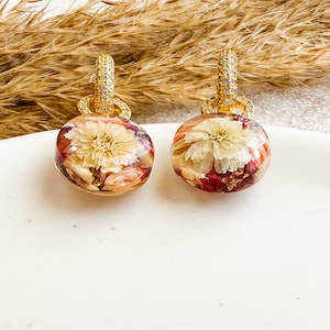 Dried flower earrings, Cubic zirconia huggie hoops, Resin flower jewelry, Wedding day earrings for bride, Terrarium jewelry, Gift for her image 3