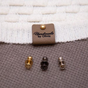 Lindas etiquetas de couro sintético. Etiquetas personalizadas. Etiquetas de roupas. Etiquetas de couro personalizadas. Etiquetas de vestuário. Etiquetas com OU sem rebites. imagem 8