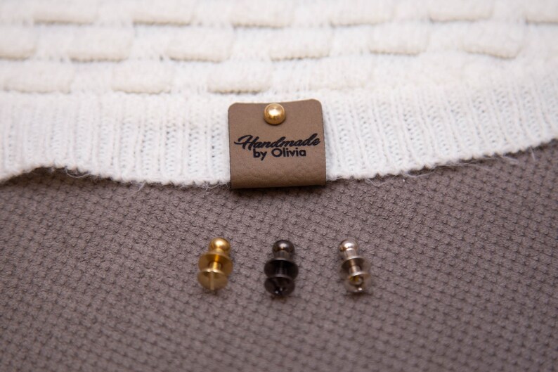 Lindas etiquetas de couro sintético. Etiquetas personalizadas. Etiquetas de roupas. Etiquetas de couro personalizadas. Etiquetas de vestuário. Etiquetas com OU sem rebites. imagem 8