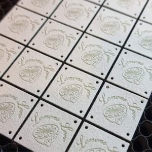 Bellissime etichette personalizzate in similpelle. Etichette per abbigliamento. Etichette con logo o testo. Etichette per indumenti. Etichette con o senza fori. Etichette quadrate.
