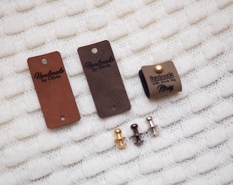 Wunderschöne Etiketten aus Kunstleder. Personalisierte Tags. Bekleidungs-Etiketten. Individuelle Lederetiketten. Bekleidungsetiketten. Tags mit ODER ohne Niete.