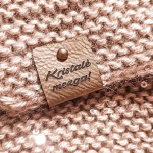 Bellissime etichette in finta pelle. Etichette personalizzate. Etichette per abbigliamento. Etichette in pelle personalizzate. Etichette per indumenti. Etichette con O senza rivetti.