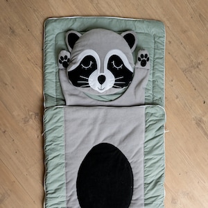 Tapis de sieste personnalisé pour enfants avec oreiller sur le thème amusant du raton laveur pour l'école et la maison Sac de couchage pour enfants Sac de couchage pour la garderie