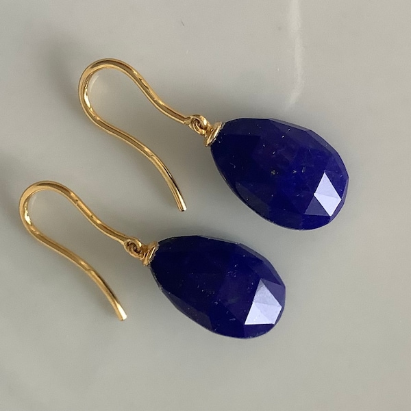 Wunderschöne Lapis-Lazuli-Ohrhänger, AAA-Qualität, facettierte Tropfen in Briolette-Schliff, handgefertigt, Sterlingsilber vergoldet, Unikat