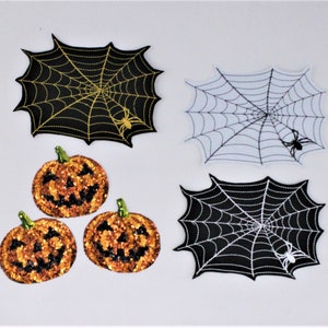 Peut inclure: Trois patchs de citrouille orange et noirs à paillettes et trois patchs de toile d'araignée noirs et blancs. Les toiles d'araignée sont brodées avec une araignée au centre.