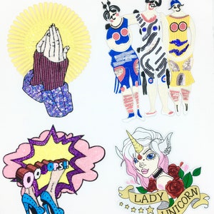 Pode incluir: Quatro patches bordados coloridos para passar a ferro. Um patch apresenta um par de mãos em posição de oração com um sol amarelo atrás. Outro patch apresenta três mulheres com roupas coloridas. Um terceiro patch apresenta um balão de fala de estilo de banda desenhada rosa e amarelo com a palavra "OOPS!" dentro. O último patch apresenta um unicórnio com uma juba e cauda cor-de-rosa, uma rosa e o texto "LADY UNICORN".