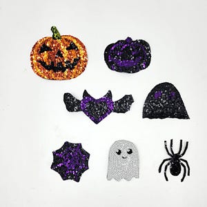 Op de afbeelding: Een set van tien Halloween-strijkijzerpatches. De patches hebben verschillende ontwerpen, waaronder pompoenen, vleermuizen, geesten, spinnen en een spinnenweb. De patches zijn gemaakt van zwarte en paarse pailletten en zijn perfect om een feestelijke touch toe te voegen aan kleding, tassen of andere accessoires.