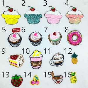Może przedstawiać: Zestaw 16 kolorowych naszywek do prasowania z różnymi wzorami jedzenia i napojów, w tym babeczek, pączków, ananasa, kawy i truskawki. Naszywki są ponumerowane od 1 do 16.