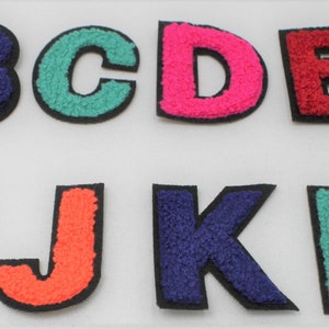 Letras Chenille de 2 polegadas com fundo preto - Várias cores