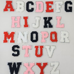 Letra de chenilla de 2 pulgadas con borde plateado brillante: elige tu letra/color