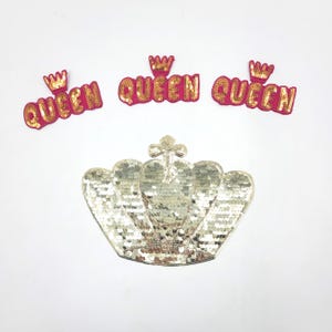 Puede incluir: Tres parches de tela rosa con coronas doradas de purpurina y la palabra "QUEEN" en cada parche. Un parche de corona dorada de purpurina con un diseño más detallado.