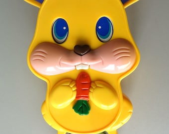 Juguete musical vintage de cuerda para tirar, conejo, coleccionable raro, cuna, caja de música amarilla, chupete de bebé de los años setenta, coleccionable retro
