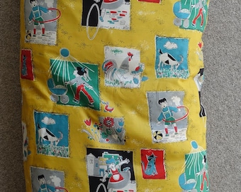 Cuscino rettangolare grande per bambini, in tessuto stile pouf, quasi perfetto, con grafica allegra, ispirato agli anni '60 e '70.