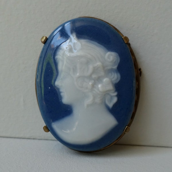 Broche camée porcelaine bleue suédoise tête de femme classique Limoges barbotine F.M. Bijoux vintage France années 60, cadre artistique en laiton