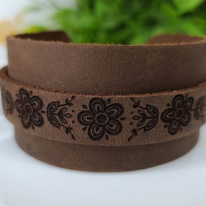 Pulseira de couro envoltório borboleta Pyrex dourada
