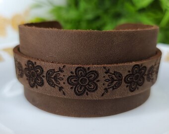 Bracciale rigido in pelle dorata con farfalla Pyrex