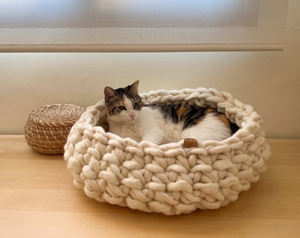 Crochet chunky knit pet bed, Natural merino wool bed for cats, Round padded indoor cat bed, Natural wool cat cot, Super soft cat bed