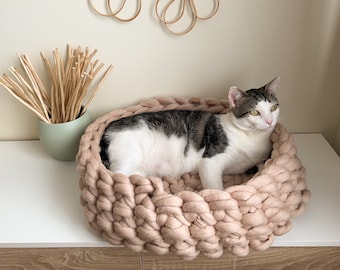 Natural beige merino wool cat bed, Round eco-friendly knitted kitten bed, Crochet chunky knit pet bed, Super soft indoor cat bed