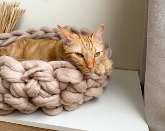 Comfy beige wool bed for cats, Super soft bed for indoor cats, Natural wool felt bedding for cats, Thick cat bed for desk, Organic cat bed