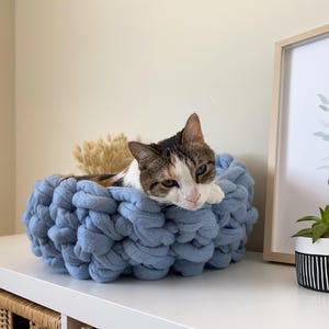 Cat bed ideal for indoor use, Natural merino wool pet bed, Relaxing and washable pet bed, Ecological knitted cat bed , bed basket for cats