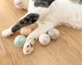 Organic felt balls for cats, Natural wool pom poms for cats, Set of balls of wool with catnip, Cat toy wool ball exercise
