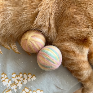 Felt balls set with catnip, Handmade wool balls for cats, Ideal toy for indoor cats, Cat bouncy wool balls in different sizes