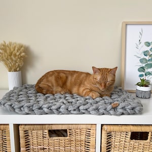 Flat bed perfect for indoor cats, Natural cat bed for windowsill, Washable chunky knit pet bed, Eco-Friendly handmade wool cat bed