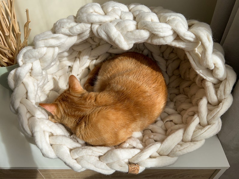 White natural wool cat house, Thick knitted bedding for indoor cats, Soft and modern cat cave, Chunky woven cat bed, Ecological cat bed image 5