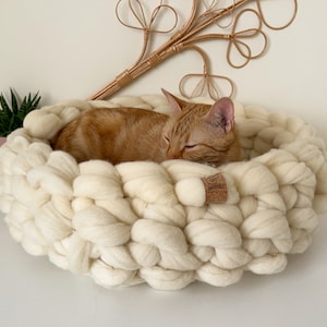 Natural merino wool pet bed, knit kitten bed, Gift away this soft ecological, bed basket for cats, Eco-friendly cat bed, Wool basket for cat