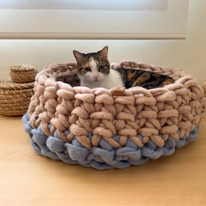 Colorful natural felt cat bed, Crochet chunky knit pet bed, Natural merino wool bed for cats, Round padded indoor cat bed, Organic cat bed
