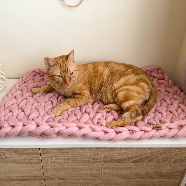 Window sill cat mat, Cat bed made of natural materials, Chunky knits cat bed, Flat pink kitten bed, Cute crochet cat bed for the window sill