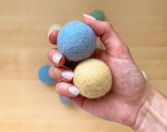 Felted balls with rattle for cats, Set of wool balls with sound for kittens, Ecological felt balls for cats, Large ball of wool for cats