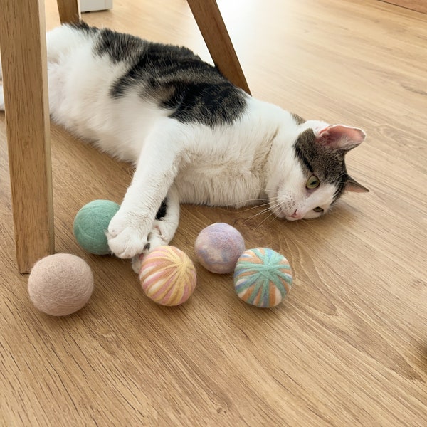 Large ball of natural wool with bell for cats, Felt balls with sound for indoor cats, Organic wool balls with catnip, Cute balls for cats