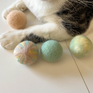 Set of balls with rattle for cats, Natural wool toy for indoor cats, Felted balls with sound for cats, Eco-friendly wool balls with catnip