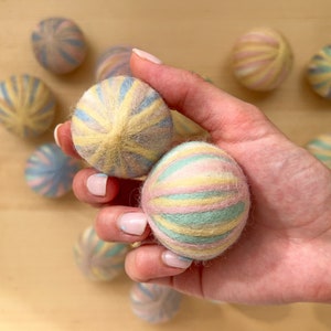 Wollen pom poms met bel voor katten, Set zachte vilten pom-poms met kattenkruid, Eco-vriendelijke wollen ballen met kattenkruid, Kattenspeelgoed wollen baloefening