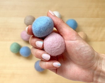Natural felt balls for cats, Eco-friendly wool balls with catnip, Pack of balls of wool ideal for your cat to exercise, Catnip infused balls