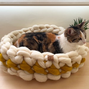 Ecological cat bed chunky knitted, Merino wool round kitten bed, Natural wool basket for indoor cats, Soft woven pet beds