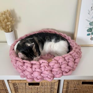 Handmade bed made with care for your cat, Cat bed ideal for small spaces, Natural merino wool pet bed, Padded crochet bed for cats
