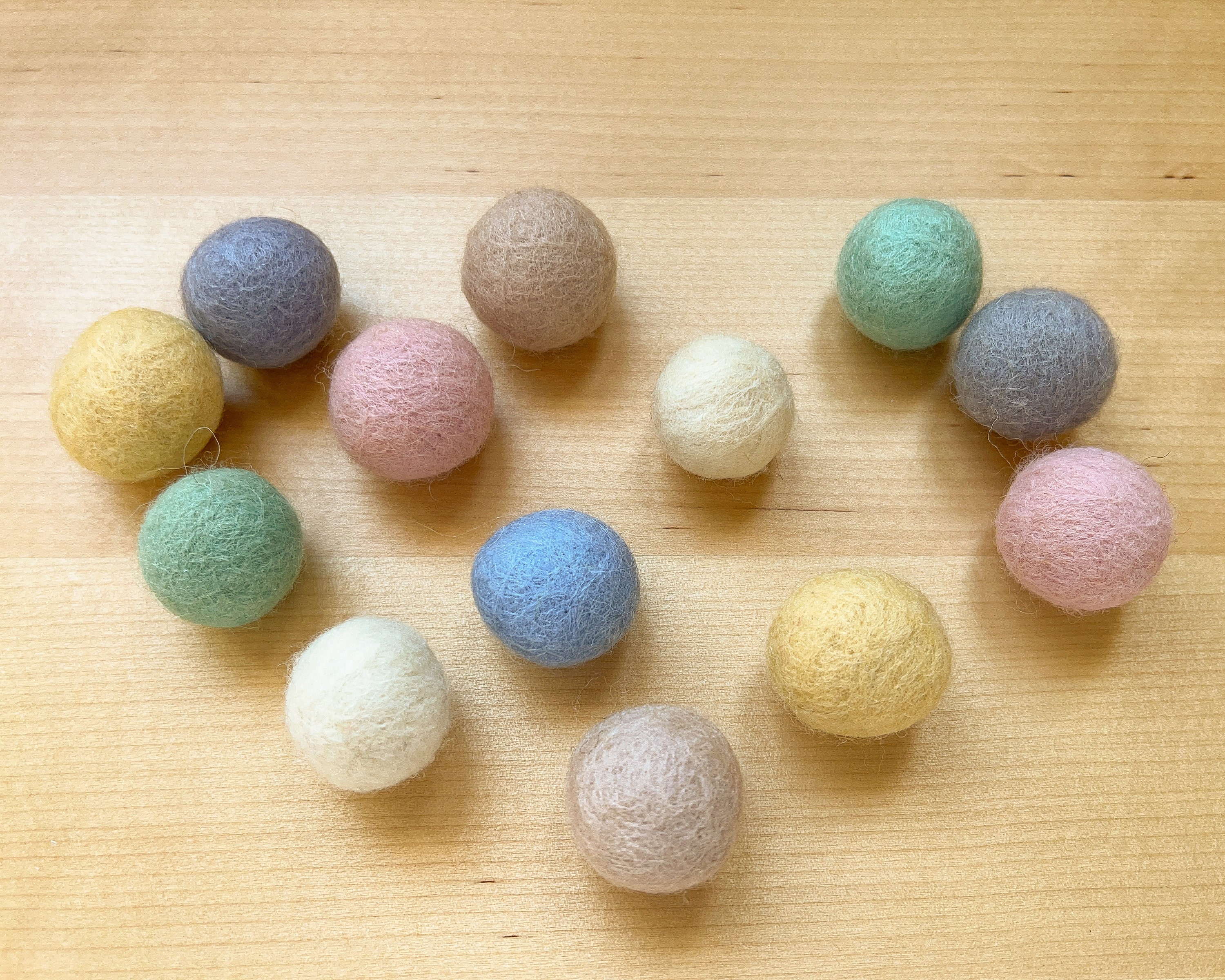 Natural wool pom poms for cats, Eco-friendly balls for kittens, Pack of balls of wool ideal to keep your cat healthy, Catnip infused balls