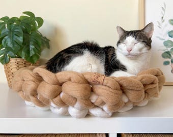 Round wool cat bed | Minimal cat bed | Merino wool cat basket | Natural cat bed | Cozy cat nest