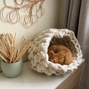 White natural wool cat house, Thick knitted bedding for indoor cats, Soft and modern cat cave, Chunky woven cat bed, Ecological cat bed image 2