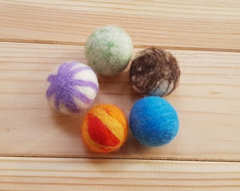 Set of balls for cats, Ideal gift for cat lovers and their kittens, Pack of eco-friendly felt balls with catnip, Premium wool cat toy