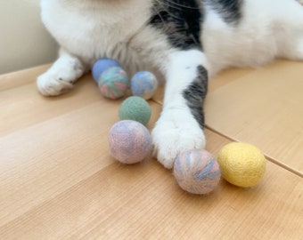 Cat toy wool ball exercise, Eco-friendly balls for playful cats, Set of felt balls with catnip, Cat bouncy wool balls in different colours