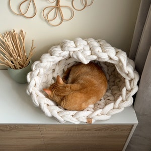 White natural wool cat house, Thick knitted bedding for indoor cats, Soft and modern cat cave, Chunky woven cat bed, Ecological cat bed image 3