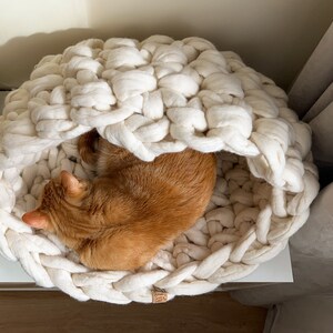 White natural wool cat house, Thick knitted bedding for indoor cats, Soft and modern cat cave, Chunky woven cat bed, Ecological cat bed White