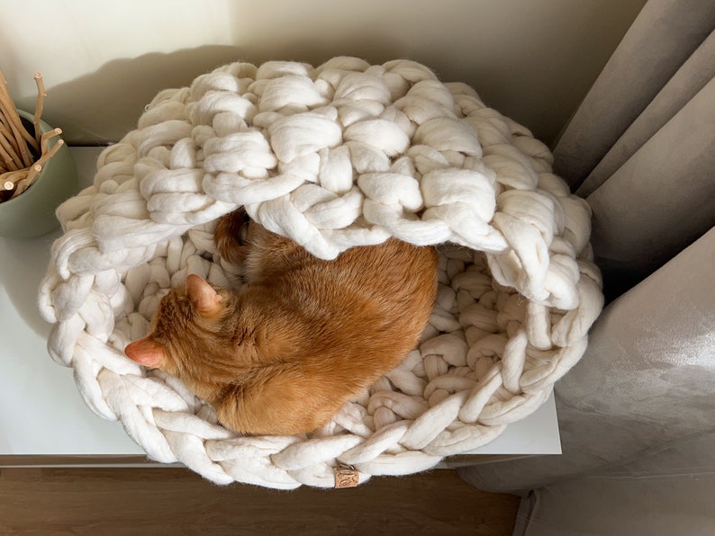 White natural wool cat house, Thick knitted bedding for indoor cats, Soft and modern cat cave, Chunky woven cat bed, Ecological cat bed image 4