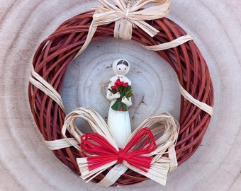 Petite couronne rustique avec poupée en cosses de maïs. Poupée en cosse de maïs naturelle tenant des fleurs. Décoration de ferme neutre simple.