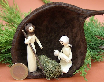 Small Nativity Set with Natural Corn Husk Figures. Rustic Farmhouse Christmas Mantel Decoration. Holy Family Shelf Decor